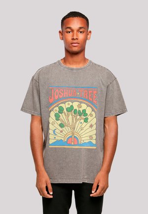 Graues Baumwoll-T-Shirt mit einem großen Grafikdesign im Retro-Stil, das "Joshua Tree", einen Baum, die Sonne und bunte florale Elemente zeigt. Kurze Ärmel, lockere Passform.
