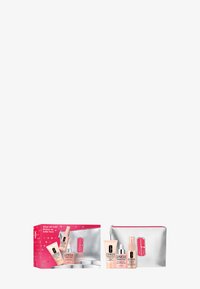Clinique gavesett i en rosa boks med sølvdetaljer; inkluderer fire hudpleieprodukter i tuber og en skinnende sølvpung med rosa glidelås.