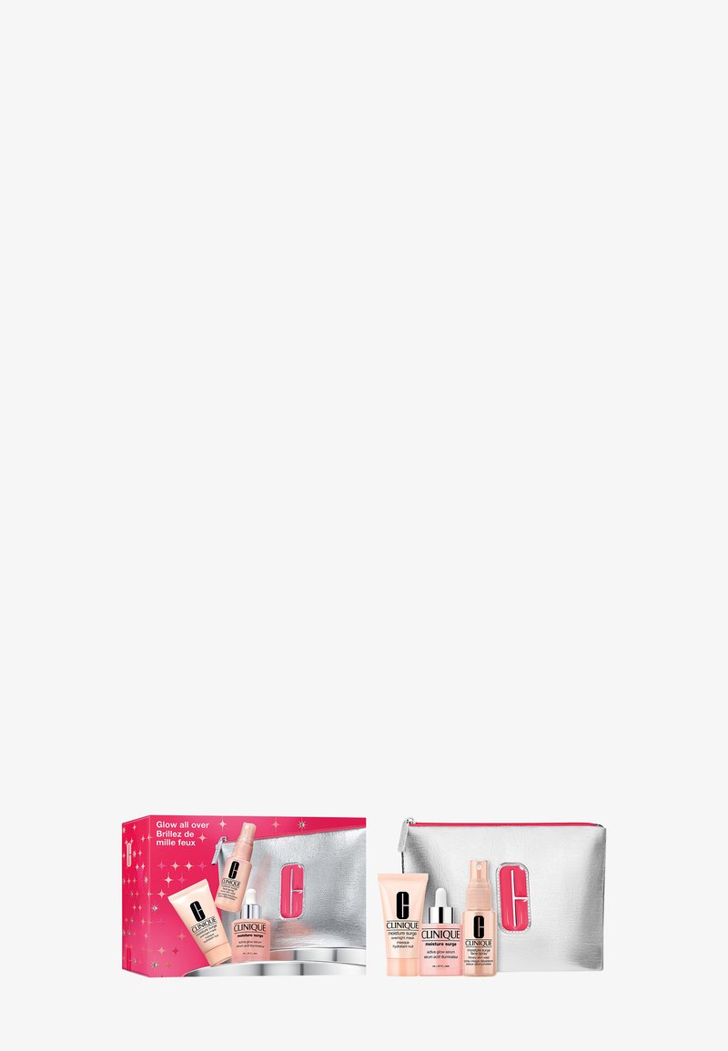 Clinique gavesett i en rosa boks med sølvdetaljer; inkluderer fire hudpleieprodukter i tuber og en skinnende sølvpung med rosa glidelås.