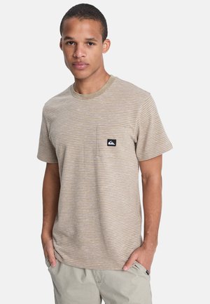 Beige gestreept T-shirt met een ronde hals en korte mouwen. Heeft een borstzakje met een zwarte logopatch. De stof lijkt zacht en lichtgewicht.