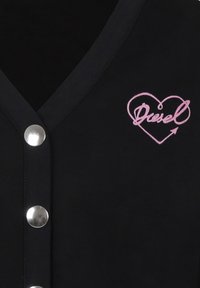 Cardigan nero con scollatura a V, bottoni a pressione argentati e un logo a forma di cuore rosa con la scritta "Diesel" all'interno. Tessuto dal texture morbido.