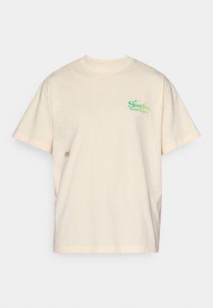 Kreminės spalvos medvilninė marškinė su trumpomis rankovėmis. Priekyje, kairėje krūtinės pusėje, yra žalia grafika su užrašu "Studentų socialiniai mokslai".