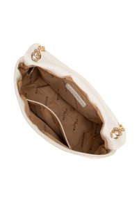 Weißer Leder-Handtasche mit weicher Textur. Goldene Hardware-Details und ein braunes Innenleben mit zwei Fächern. Ausgelegt mit markiertem Stoff.