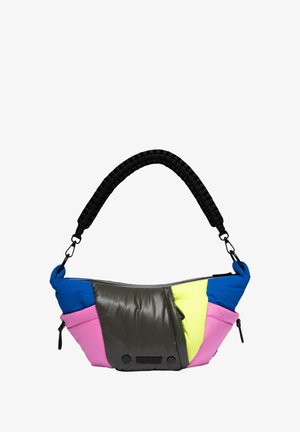 Multikleurige tas met een mix van blauwe, roze, groene en grijze materialen. Heeft een getextureerde zwarte gevlochten schouderband en ritsen aan de zijkanten.