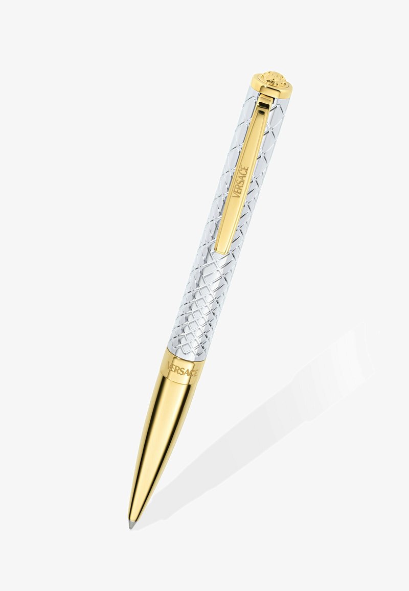 Luxe balpen met gouden punt en clip, zilverkleurige gestructureerde penbehuls en het Versace-logo op de clip en nabij de punt.