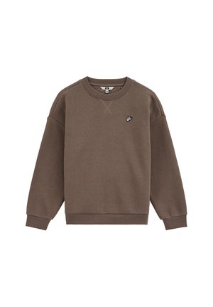 Brun crewneck-trøje med ribstrikkede manchetter og kant, med en lille hvid fuglelogo på venstre bryst.