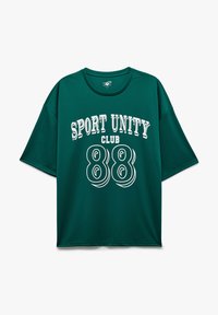 Camiseta de gran tamaño en verde oscuro con el texto blanco "CLUB DE UNIDAD DEPORTIVA" y el gran número "88" en la parte frontal.