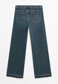 Široké tmavě modré džíny s třepeným lemem, dvěma zadními kapsami a standardním pasem. Tkanina má hladkou strukturu.