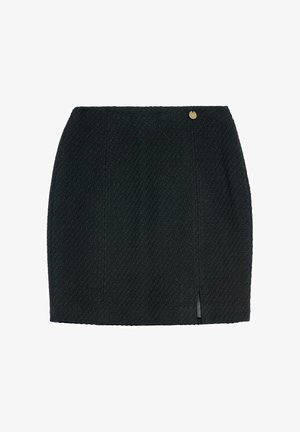 Czarna spódnica o teksturowanym wykończeniu z dopasowaną sylwetką. Ma boczne rozcięcie oraz mały złoty guzik na pasku.