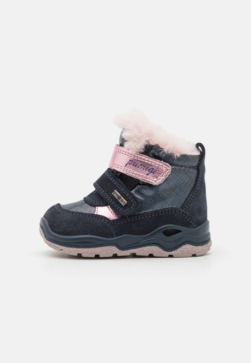 Bottines bleu marine avec des accents roses, bandes velcro, col en fausse fourrure douce, textile à motifs et semelle en caoutchouc texturé.