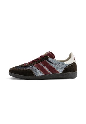 Niskoprofilowy sneaker z ciemnobrązowym zamszowym noskiem i piętą, srebrnymi cekinowymi panelami bocznymi oraz bordo paskami i sznurowadłami na białym tle.