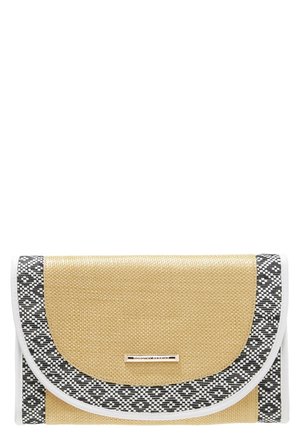 Pequeño bolso de mano tejido en beige con ribete estampado en negro y blanco y borde blanco, con un pequeño detalle metálico horizontal en la solapa.
