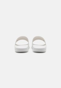EA7 Emporio Armani UNISEX - Bazénové šmýkačky - white/rose