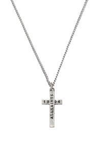 Collier en chaîne en argent avec un pendentif croix rectangulaire comportant les inscriptions "ALLSAINTS" et "1994". Texture lisse avec finition polie.