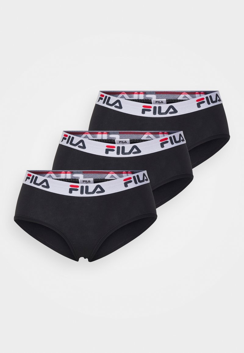 Čierna súprava spodnej bielizne s elastickým bielym pásom a červenými a čiernymi detailmi, zobrazuje logo "FILA". Tri páry na seba naskladané.