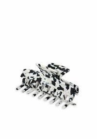 Zwart-witte gemarmerde plastic haarclip met een brede grip, voorzien van geometrische accenten en meerdere tanden voor een veilige grip.