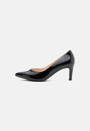 Sorte patentlæder højhælede pumpe med spids tå, glat overflade og 7,5 cm stiletthæl. Minimalistisk design uden dekorationer.