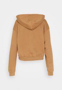 Kaptrui in lichtbruin, cropped ontwerp, gemaakt van een zachte stof met geribde boorden en zoom, voorzien van een afgeronde kap aan de achterkant.