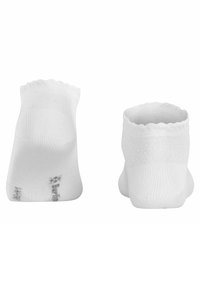Białe skarpetki sięgające kostek z prążkowanym, falbankowym mankietem, gładką teksturą oraz antypoślizgowym wzorem kropek na podeszwie dla lepszego chwytu.