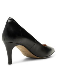 Scarpa nera in pelle con tacco alto, punta affusolata e una texture liscia che evidenzia il suo design elegante.
