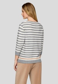 Gestreifter Pullover mit grauen und weißen horizontalen Streifen, Dreiviertelärmel, gerippte Bündchen und einem beigen Akzent am Saum.