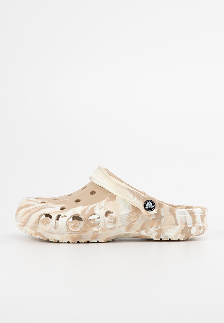 Zoccoli in marmo beige e crema con fori di ventilazione, cinturino posteriore regolabile e suola testurizzata. Caratterizzati da un logo sul lato. Design leggero.