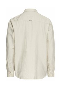 Licht beige, langharige shirt in een gladde linnen textuur. Heeft een klassieke kraag, knoopmanchetten en naaddetails op de achterkant.