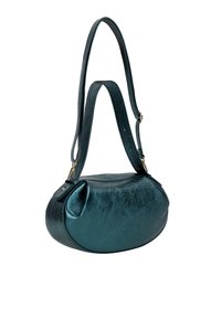 Borsa a spalla in metallo teal con silhouette arrotondata e morbida. Dotata di una sola tracolla regolabile e texture sottile. Chiusura con zip sicura.