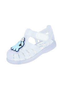 Sandal de plástico transparente con un diseño a rayas, que presenta un acento de pulpo azul en la parte frontal y una correa de Velcro para el cierre.