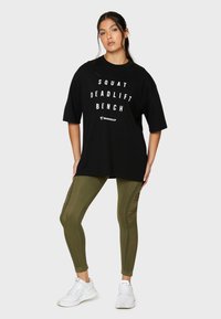 SQUATPROOF SDB PUMP COVER OVERSIZE - T-shirts print - black