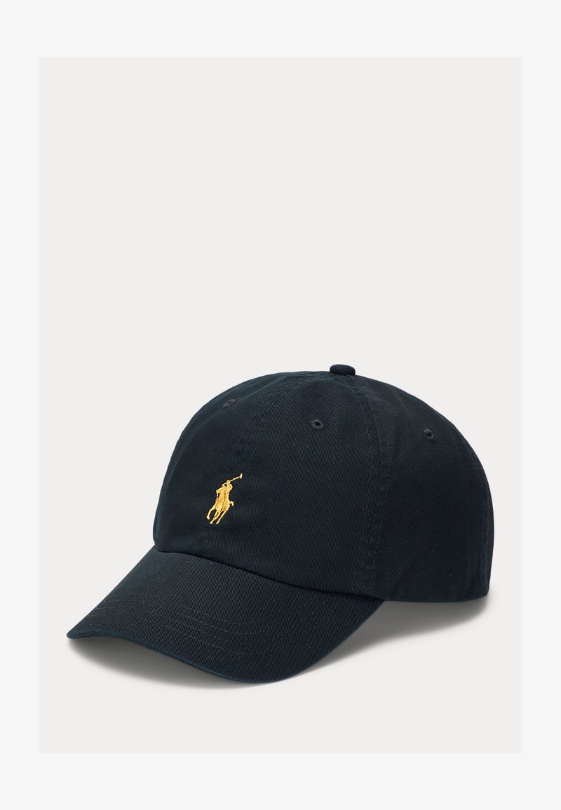 Schwarze Baseballkappe mit gelbem besticktem Polo-Spieler-Logo vorne, gebogenem Schirm und Belüftungsösen oben.