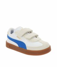 Sneaker bianca con dettagli blu e suola di gomma beige. Presenta due cinturini in velcro, materiali in camoscio e sintetici, e dettagli cuciti.