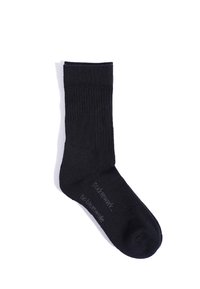 Schwarze Baumwollsocke mit gerippter Textur, mittlere Wadenlänge und verstärkter Spitze. Verfügt über ein bedrucktes Etikett in grauen Buchstaben nahe dem Knöchel.