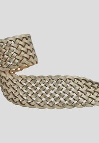 Ceinture en métal tissée dorée avec un design entrelacé. Texture plate avec finition brillante, présentant un motif de tresse sans soudure et sans matériel visible.