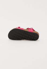 Rosa sandaler med korksula, featuring en texturerad svart gummibotten och dubbla justerbara remmar. Släta lackade detaljer.