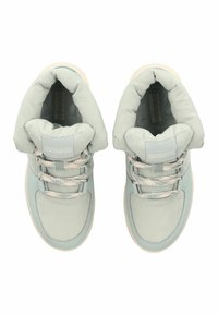 Zapatillas deportivas de un azul claro con un cuello acolchado, parte superior de tejido texturizado, cierre con cordones y una suela blanda. Presenta un logo en la lengüeta.