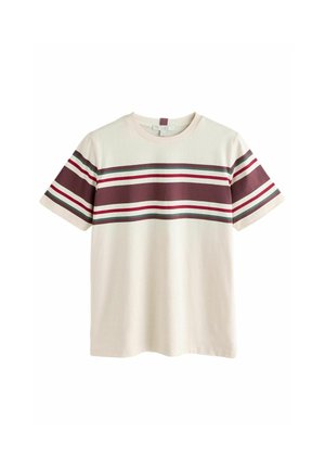 T-shirt beige à manches courtes avec des rayures horizontales bordeaux, vertes et blanches sur la poitrine ; col rond et matière en coton doux.