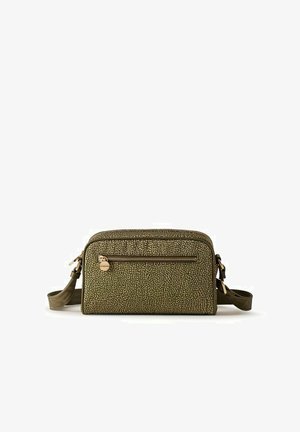 Borsa a tracolla verde oliva con texture, tasca frontale con zip e tracolla regolabile, mostrata su sfondo bianco.