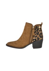 Bota de tobillo de ante marrón con punta afilada, acento de estampado de leopardo en el lateral y cremallera lateral. Presenta un tacón bajo apilado.