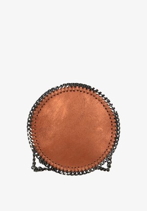 Borsa rotonda in morbida pelle marrone con tracolla a catena nera, caratterizzata da cuciture nere a contrasto attorno ai bordi e una texture liscia.