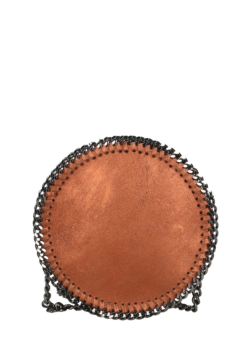 Borsa rotonda in morbida pelle marrone con tracolla a catena nera, caratterizzata da cuciture nere a contrasto attorno ai bordi e una texture liscia.