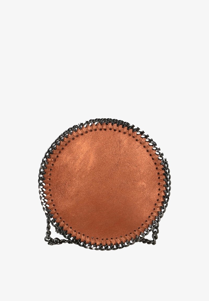 Borsa rotonda in morbida pelle marrone con tracolla a catena nera, caratterizzata da cuciture nere a contrasto attorno ai bordi e una texture liscia.