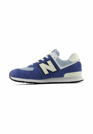Blauwe en lichtgrijze New Balance sneaker met witte veters, zwart-wit logo en zwarte zool, zijaanzicht.