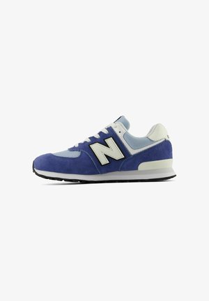 Blauer und hellgrauer New Balance Sneaker mit weißen Schnürsenkeln, schwarzem und weißem Logo sowie schwarzer Sohle, seitlich dargestellt.