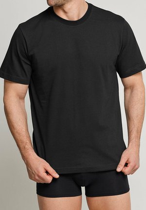 Schwarzes Baumwoll-T-Shirt mit kurzen Ärmeln, Rundhalsausschnitt und lässiger Passform. Der Stoff wirkt glatt mit minimalen Nähten.
