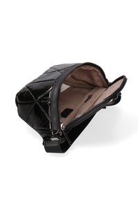 Borsa a tracolla in vernice nera con design trapuntato, chiusura con zip e fodera interna beige con tasca zip e etichetta del logo.