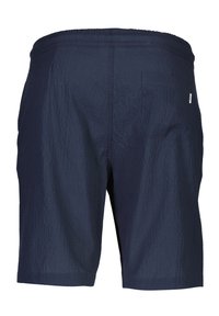 Mörkblå shorts i ett texturerat tyg, med elastiskt midjeband och en enkel bakficka. Enkel design utan synlig hårdvara.