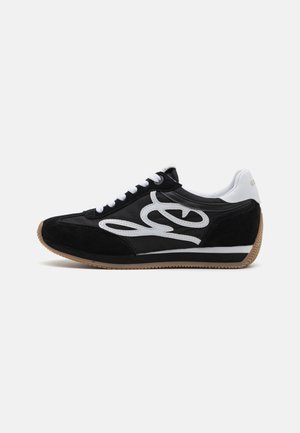 Zwarte suède sneakers met witte accenten en een gumrubberen zool. Beschikt over een prominent wit logo, vetersluiting en een gewatteerde kraag.