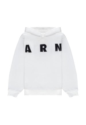 Felpa bianca con cappuccio con grandi lettere nere "A", "R" e "N" distribuite uniformemente sulla parte superiore del petto.