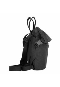 Bolso de hombro de tela gris oscuro con forma redondeada, asas ajustables y cierre de hebilla. Textura suave con acentos de diseño minimalista.